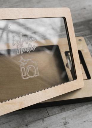 Дерев'яна коробочка для фотографій 10х15 см з прозорою кришкою1 фото