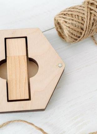 Шестиугольная деревянная коробочка для флешки с гравировкой логотипа1 фото