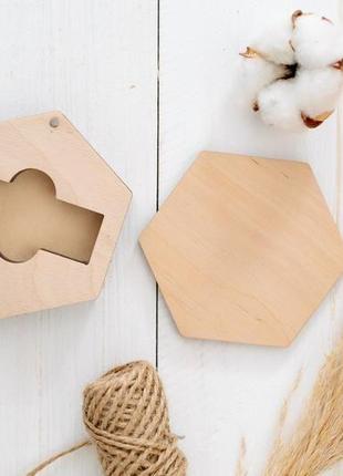 Шестикутна дерев'яна коробочка для флешки з гравіюванням логотипу2 фото