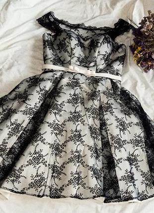 Біла сукня з синім візерунком