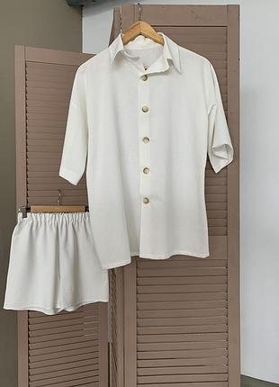 Лляний костюм ручної роботи.