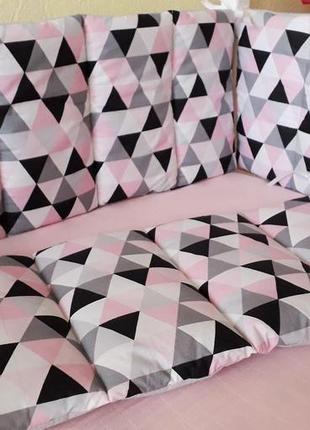 Двосторонні бортики стьобані, тонкі, плоскі в ліжечко "трикутники"1 фото