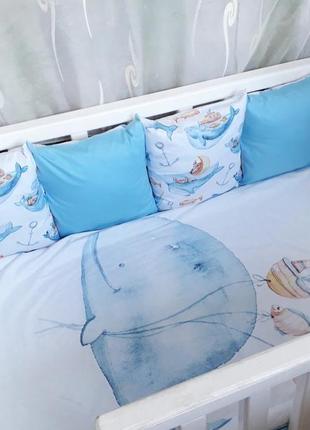 Комплект бортиков в детскую кроватку "киты"3 фото