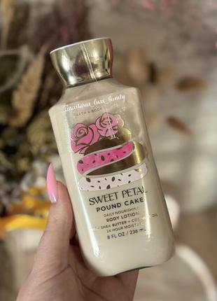 Лосьйон для тіла bath and body works sweet petal pound cake