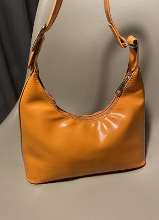 Маленькая сумка багет через плечо клатч оранжевая сумка
