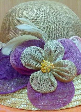 Річна жіноча капелюх з маленьким полем з кокосової соломки темний беж з квітковою аплікацією