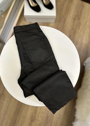 Черные укороченные джинсы с пропиткой mango10 фото