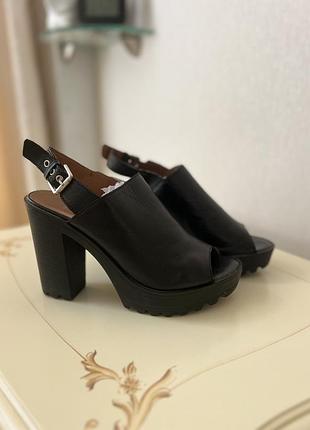 Босоножкие