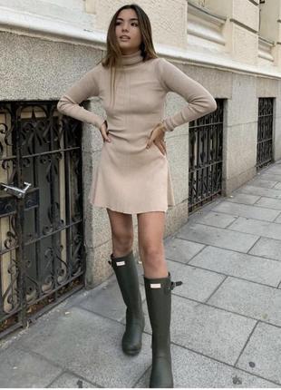 Короткое платье бежевое  в рубчик zara