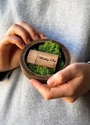 Кругла коробка для флешки з гравіюванням стабілізованим мохом та флешкою 3.04 фото