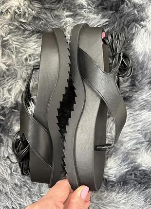 Сандалии на завязках