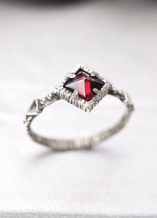 Женское серебряное кольцо 'red pyramid' | женское кольцо с гранатом | серебряное кольцо с гранатом2 фото