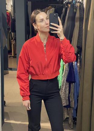 Червона вітрівка, вкорочена вітрівка, червона куртка, вкорочений червоний бомбер від бренду only4 фото