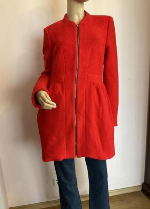 Красное демисезонное пальто/m- l/ brend zara1 фото