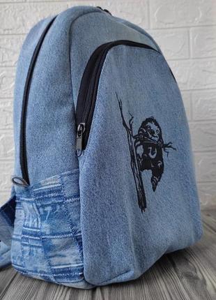 Ексклюзивний джинсовий рюкзак з вишивкою "лінивець"3 фото