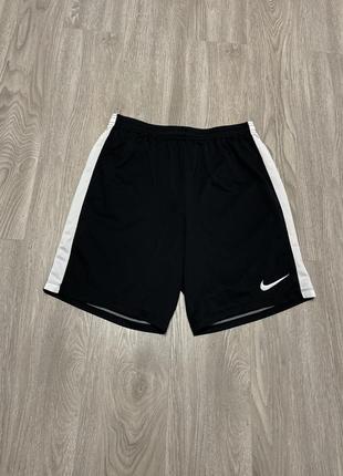 Спортивные шорты nike