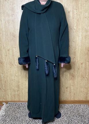 Длинное пальто с норкой изумрудного цвета1 фото