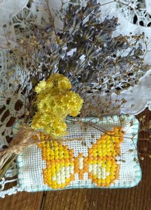 Набір аромо-саше лаванда, полинь, м'ята - подушечки з вишивкою та натуральними травами5 фото