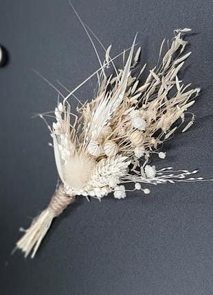 Бутоньерка из сухоцаетами натуральная