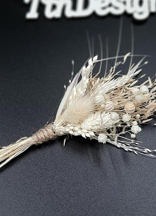 Бутоньерка из сухоцаетами натуральная