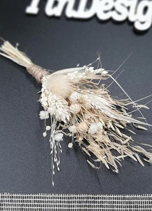 Бутоньерка из сухоцаетами натуральная