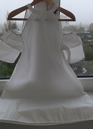 Белоснежное платье а-силуэта с открытыми плечами1 фото