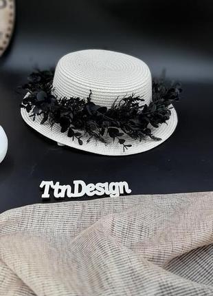 Шляпа с черными цветами.1 фото