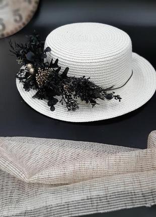 Шляпа с черными цветами.3 фото