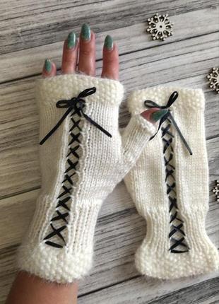 В'язані жіночі мітенки - білі мітенки зі шнурівкою - для подарунка дівчині5 фото
