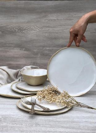 Изысканно белоснежные лепные тарелки1 фото