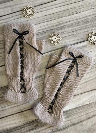 В'язані жіночі мітенки з меріносу- світлі мітенки зі шнурівкою - для подарунка дівчині4 фото