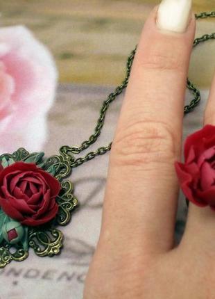 Комплект украшений с цветами из полимерной глины кольцо серьги кулон пионы бордо марсала3 фото