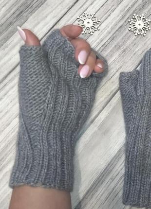 Серые шерстяные женские перчатки - вязаные митенки  - перчатки без пальцев7 фото