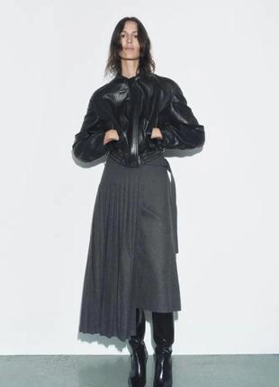 Шерстяная юбка длины миди ассисетрическая плисерированная графитовая черная серая1 фото