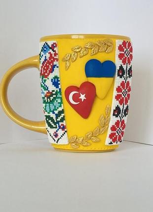 Чашка с национальными орнаментами стран в стиле вышивки из полимерной глины