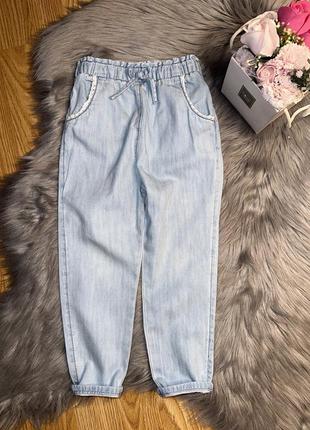 Стильные легкие джинсы свободного кроя мом весна/лето для девочки next1 фото