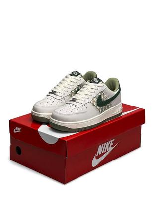 Жіночі кросівки nike air force 1 light gray green3 фото