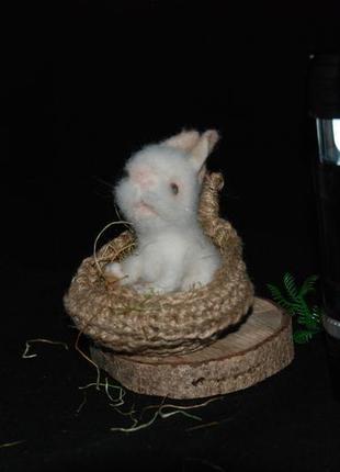 Реалістичний кролик кролик заєць. валяна тварина з шесті. в'язаний кошик у подарунок.2 фото