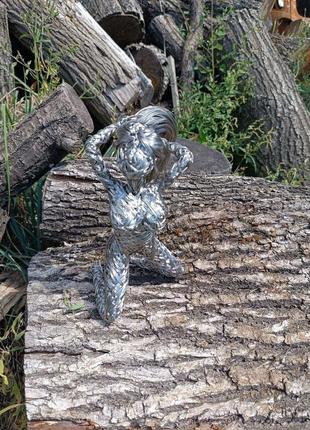 Скульптура девушки из нержавеющей проволоки3 фото