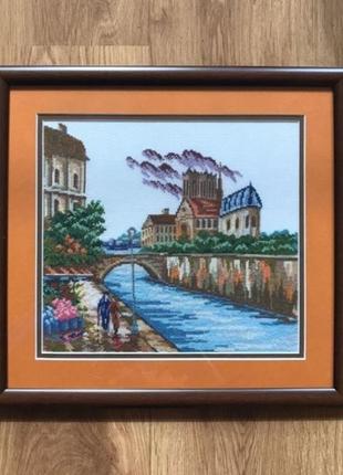 Картина вышитая крестиком "прогулка в городе у реки"