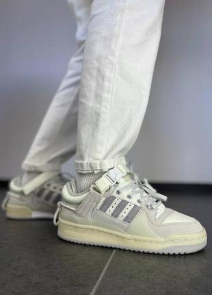 Женские кроссовки adidas forum low bad bunny grey white адидас форум серого с белым цветами3 фото