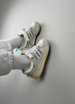 Женские кроссовки adidas forum low bad bunny grey white адидас форум серого с белым цветами5 фото