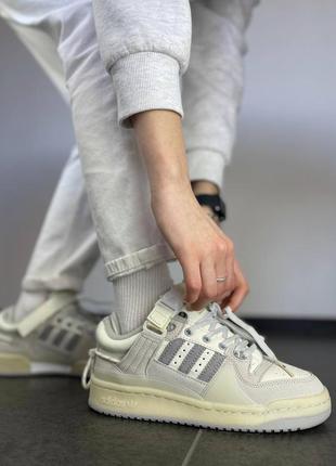 Женские кроссовки adidas forum low bad bunny grey white адидас форум серого с белым цветами4 фото