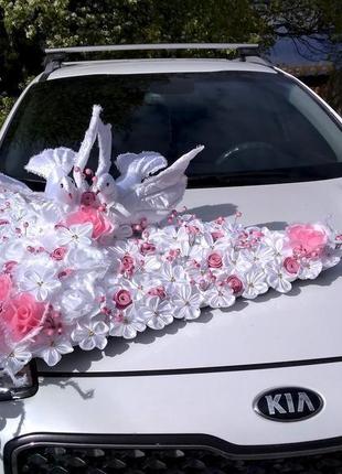 Эксклюзивное свадебное украшение на машину с парой голубей1 фото
