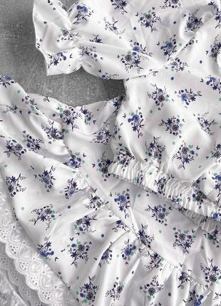 Костюм юбка мини + кроп топ блуза в цветочек с рюшами оборками милый комплект с рукавами фонариками декольте на затяжках фисташка белый красный7 фото