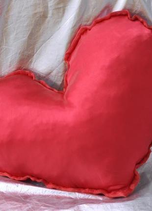 Подушка декоративная в форме сердца вышивка атлас3 фото