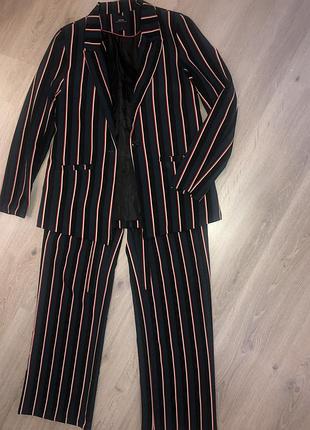 Костюм в полоску