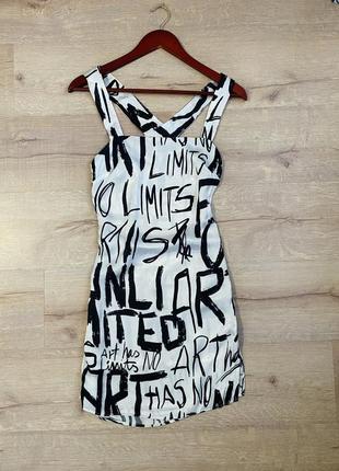 Плаття сукня bershka s біла з чорними написами з відкритою спиною з розрізами по боках штучний шовк2 фото