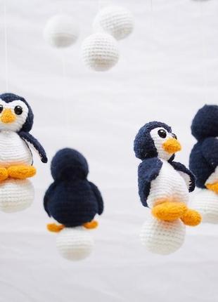 Вязанный детский мобиль на кроватку с пингвинами/ вязаный детский мобиль с пингвинами в кроватку5 фото