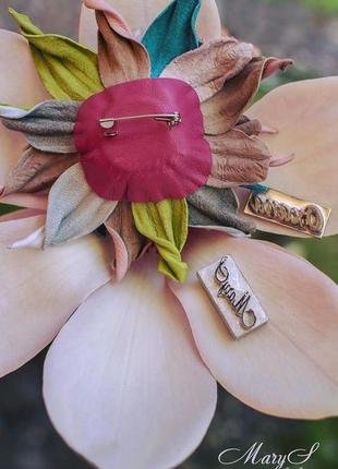 Именная брошь-цветок «marys leather accessories» от cтудии аксессуаров марии суслиной2 фото